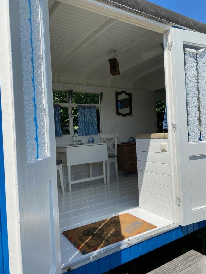Отель Little Blue House Остворне Экстерьер фото